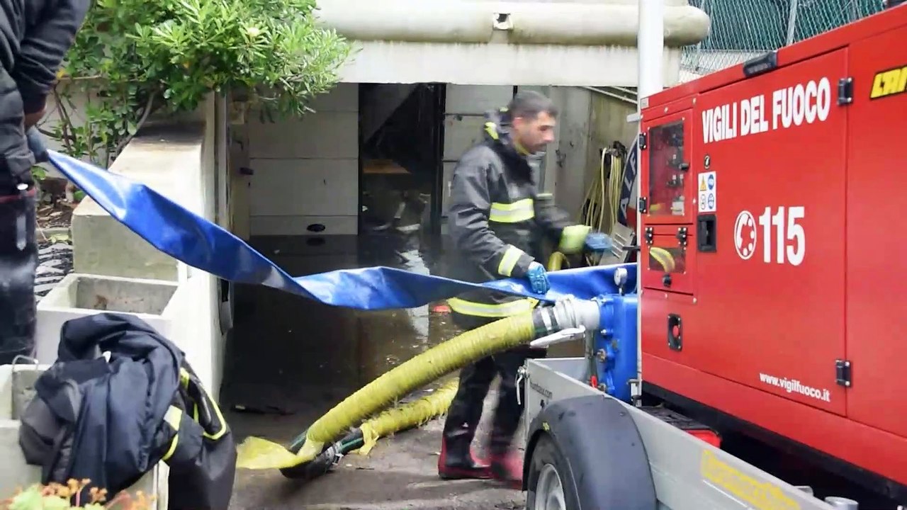 Alluvione Emilia-Romagna, Riccione allagata: idrovore in azione