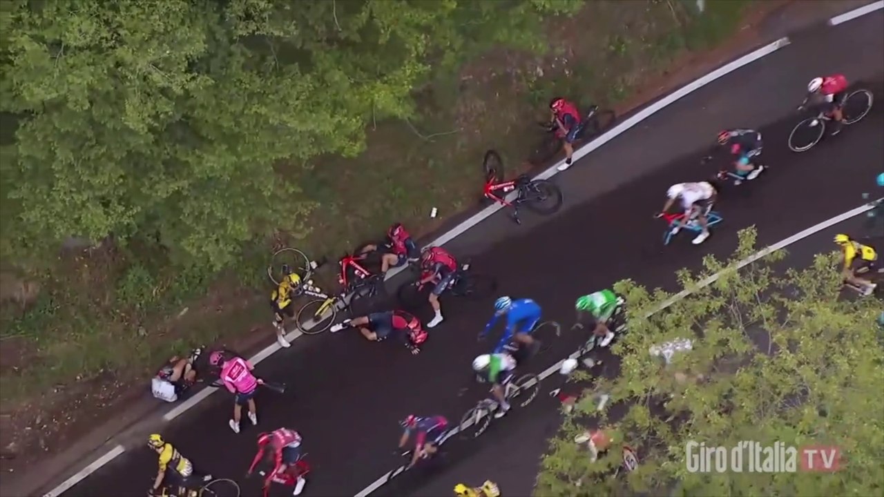 Tour d'Italie 2023 - La chute et l'abandon de Tao Geoghegan Hart ! Geraint Thomas et Primoz Roglic aussi à terre !