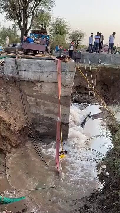 बीसलपुर सिस्टम की 2300 एमएम की लाइन में आया लीकेज,,,देखें इस विडियो में,कैसे बह रहा लाखों लीटर पानी,मेंटीनेंस का काम शुरू