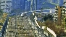 中國高鐵變軌，仿佛白蛇遊動。太帥了！China's High-speed Rail is moving like a giant white snake. It's amazing!