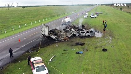 Download Video: Messico, scontro tra un minibus e un tir in autostrada: almeno 13 morti