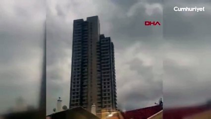 Ankara'da ilginç görüntü! Fırtınada binadaki koltuğu uçurdu, yoldan geçen otomobile çarptı...