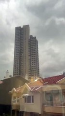 Fırtınanın etkisiyle koltuk binadan böyle uçtu