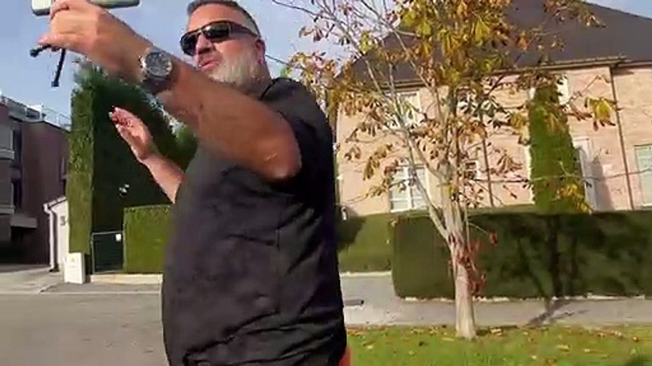 El murciano Raúl Alfonso en Waterloo (Bélgica), denunciando que esa no era la residencia del president huido Carles Puigdemont.