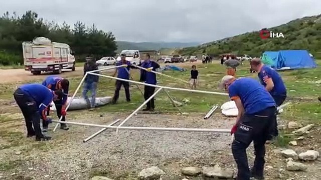 2 saatlik sağanak dereyi taşırdı, çadırları su bastı