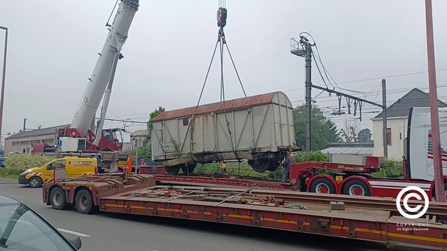 Des anciens wagons évacués près de la gare de Leuze