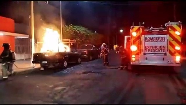 Una camioneta que cargaba cartón se consumió en llamas en la colonia Moderna de Guadalajara, autoridades mencionaron que el vehículo se encontraba estacionado y hasta el momento se desconoce las razones de que se incendiara