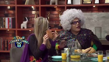 Auto queda prensado bajo tráiler y conductor sale ileso