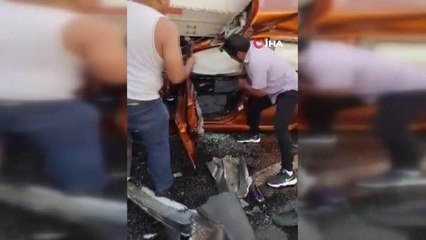 Tırın altında ezilen otomobilinden burnu bile kanamadan çıktı