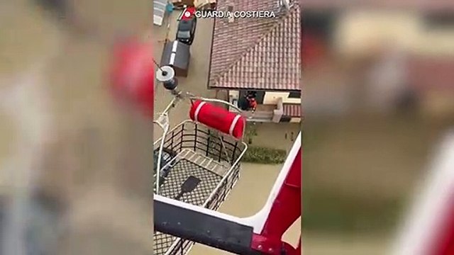Alluvione Emilia Romagna, salvataggio con elicottero per donna incinta - Video