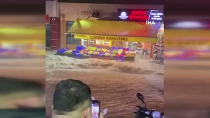 Balıkesir'de hayatı felç eden sağanak böyle görüntülendi