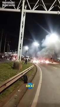 Manifestantes interditam Anel Rodoviário em BH