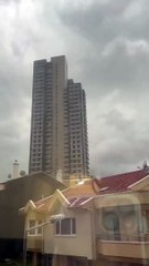 Ankara’da çıkan fırtına sonucu bir koltuğun uçması ve bir binaya çarpması