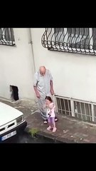 Küçük bir kız çocuğunun dedesiyle geçirdiği harika anlar