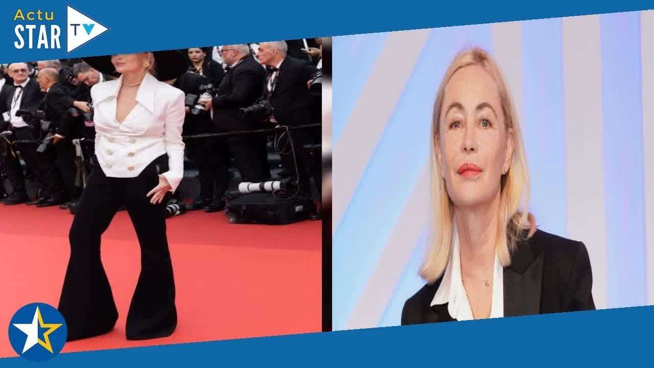 Emmanuelle Béart en costume à Cannes : look black and white et immense chapeau, ce détail de sa tenu
