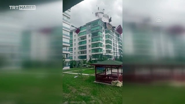 Ankara'da fırtınada çatının uçma anı kamerada