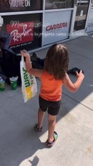 Hijo de Baby Lores entrega comida a una persona sin hogar en Miami