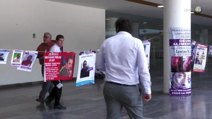 En plena explanada de Ciudad Judicial, exhiben fotografías de deudores alimentarios