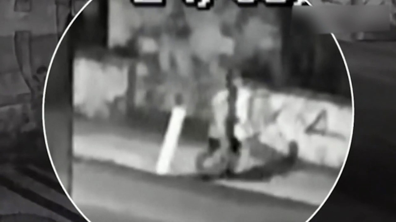Cratera engole irmãos enquanto caminhavam em uma calçada no Rio de Janeiro.