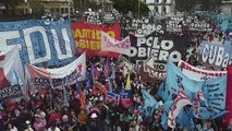 Manifestação por empregos e contra a pobreza reúne milhares na Argentina