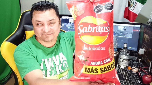 Comiendo botanas frituras papas fritas sabritas adobadas con una botella de licor y platicando con todos mis seguidores