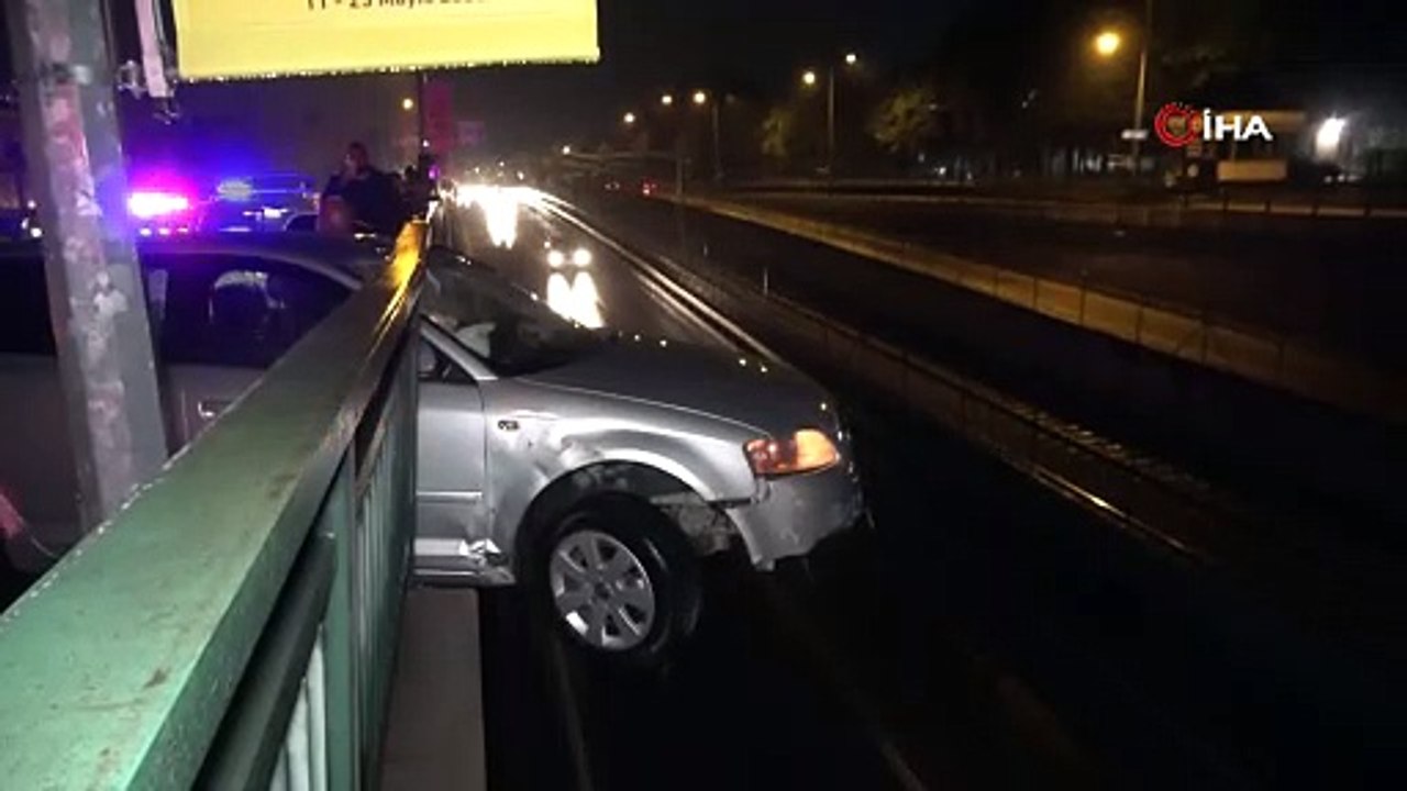 Bursa’da kontrolden çıkıp bariyerlere saplanan otomobil 5 metre yükseklikte asılı kaldı