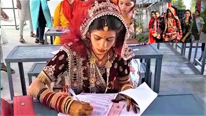 Jhansi: शादी के जोड़े में ही परीक्षा देने पहुँच गई दुल्हन, चुनाव की वजह से बदल गई थी एग्जाम की डेट