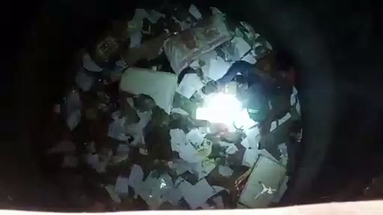 Chitrakoot video: आपस में लड़ाई करते वक्त दो व्यक्ति कुएं में गिरे,लोग कर रहे निकालने का प्रयास