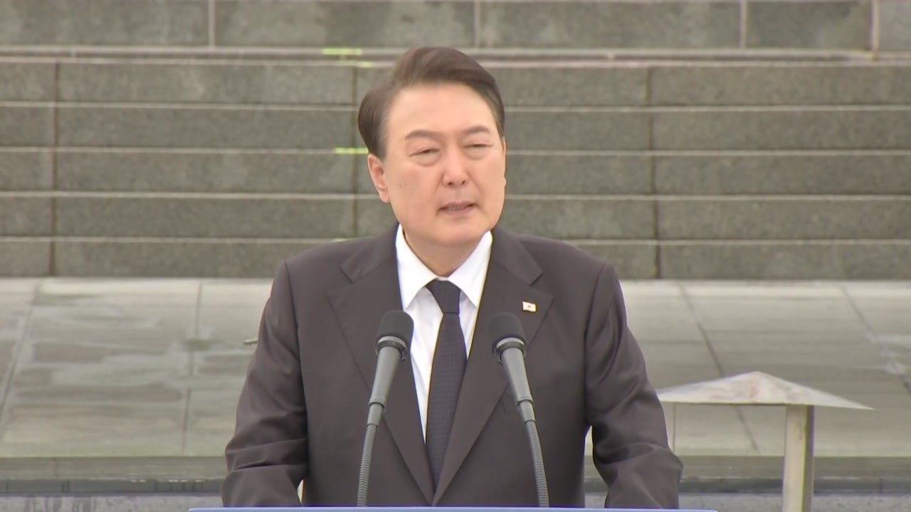 [더정치] 尹 "오월 정신, 헌법 정신 그 자체"..."원포인트 개헌" vs "정치적...