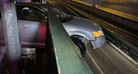 Kontrolden çıkan otomobil bariyerde asılı kaldı