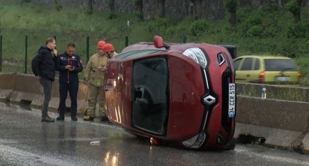 Su birikintisine giren otomobil devrildi