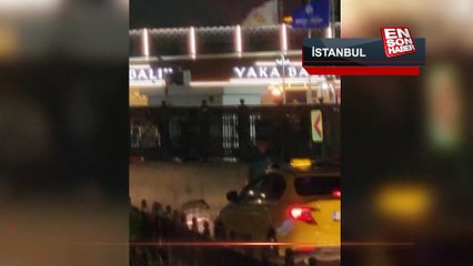 Eminönü'nde yoldan geçen taksilere tekme attı, dayak yedi