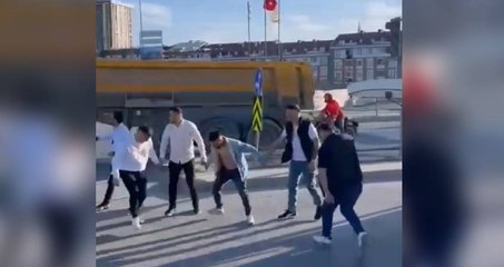 Sultangazi'de trafikte TIR'ı yol ortasına bıraktı, horona katıldı