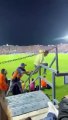 Un supporteur veut entrer sur la pelouse pendant un match mais se fait vite arrêter