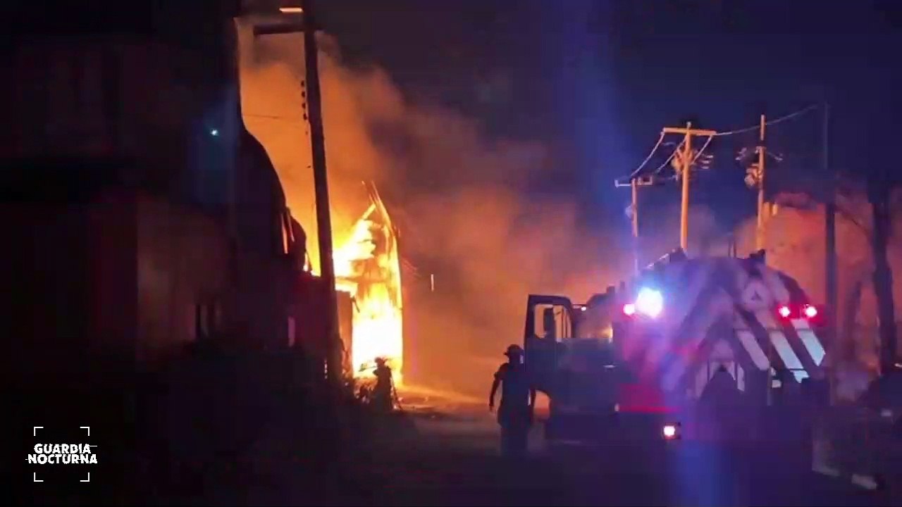 Incendio en bodegas de tarimas de Tlajomulco