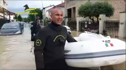 Maltempo Emilia Romana, a Forlì i finanzieri soccorrono alluvionati (18.05.23)