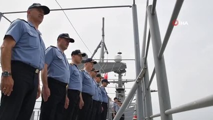 'TCG Anadolu' Şehitler Abidesi ve Çanakkale halkını selamladı