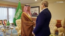شاهد: قبل حضور الأسد.. وزير الخارجية السعودي يستقبل نظيره السوري