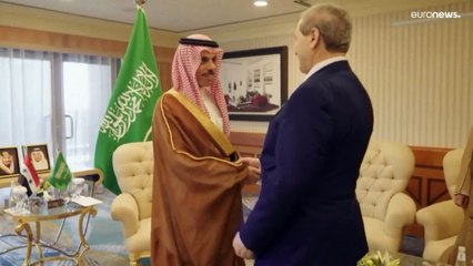 شاهد: قبل حضور الأسد.. وزير الخارجية السعودي يستقبل نظيره السوري
