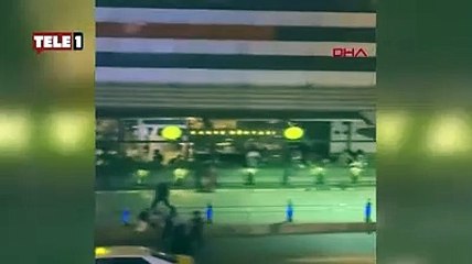 Çocuklar yürekleri ağza getirdi! Trafik akarken yön levhasına tırmandılar