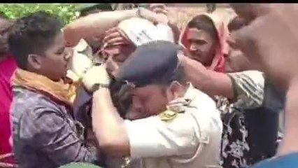 जमुई: सोनों में पुलिस टीम पर ग्रामीणों ने किया पथरवा, एक क्लिक में देखें लाइव वीडियो