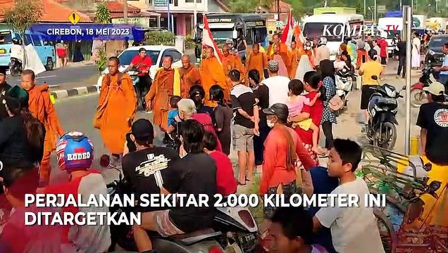 Warga Sambut 32 Biksu Tiba di Cirebon yang Berjalan Kaki Menuju Candi Borobudur