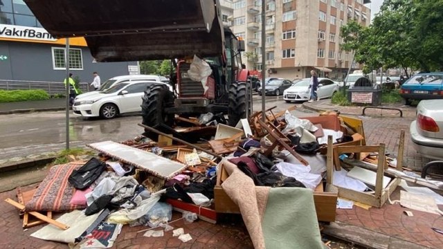Ölen babasının eşyalarını sokağa attı, cadde çöplüğe döndü