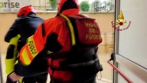Alluvione Emilia Romagna, i vigili del fuoco in soccorso di una persona a Riccione