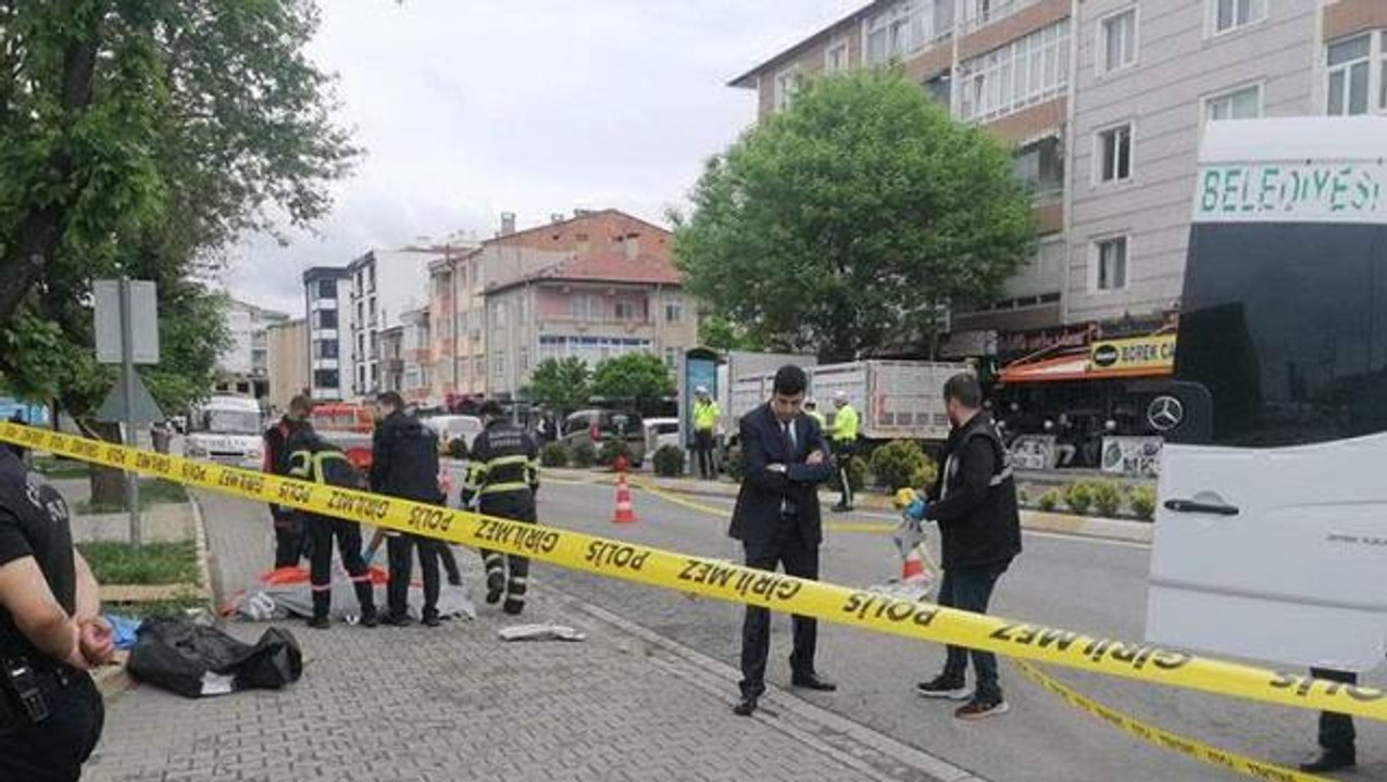 Anneanne ve torun tır çarpması sonucu hayatını...