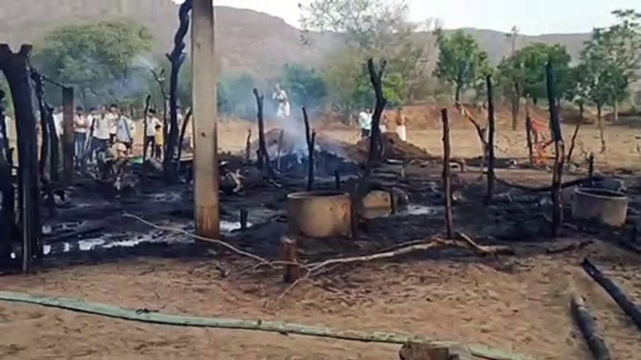 दौसा. चार छप्परपोश में भीषण आग, चार मवेशियों की...
