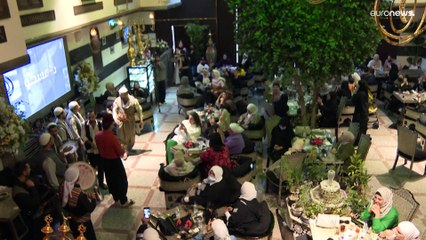 شاهد: انقسام بين سوريين في السعودية حول حضور الأسد القمة العربية