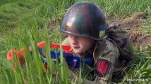 Bambini in Ucraina giocano alla guerra (vera)