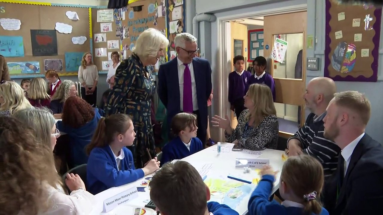 Coronation Libraries: Queen draws crown in school visit