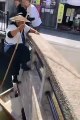 Un batelier japonais quitte sa barque pour faire une blague aux touristes